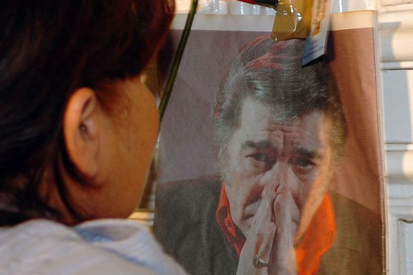 BANFIELD. Las admiradoras dejaron cientos de mensajes en la puerta de la casa del artista. NA 
