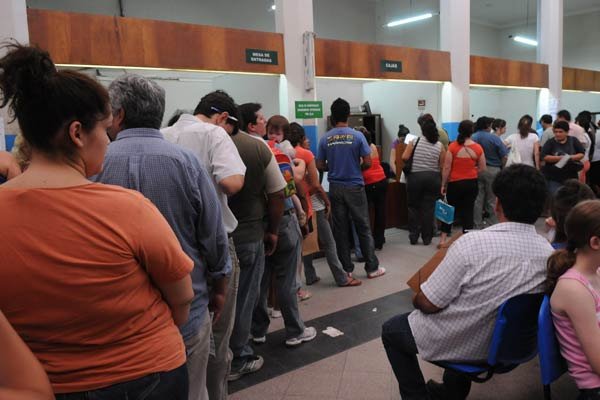 LARGAS COLAS. Pese a las vacaciones, la gente se volcó masivamente a realizar trámites. LA GACETA / JUAN PABLO SANCHEZ NOLI 