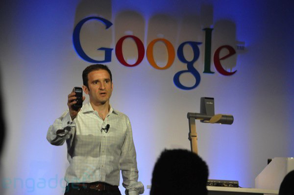 AQUI ESTA. Con el primer teléfono en la mano, Mario Queiroz, uno de los vicepresidentes de Google, fue el encargado de hacer oficial el lanzamiento. FOTO TOMADA DE ENGADGET.COM