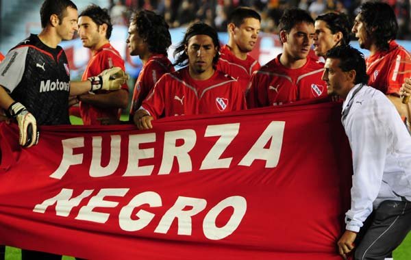 INDEPENDIENTE, SU PASION. Tras el intento de asalto, el equipo de Avellaneda dedicó banderas al ex futbolista. NA