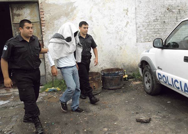 EN LA COMISARIA DE MONTEROS. Dos policías trasladan al padre de la niña, quien dijo que es inocente. LA GACETA / OSVALDO RIPOLL