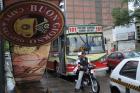 PLAZOLETA MITRE. El cartel de una cafetería se cayó por el vendaval. LA GACETA/INES QUINTEROS ORIO
