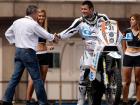 SALUDO. El piloto italiano en la largada del Dakar, en Buenos Aires. REUTERS