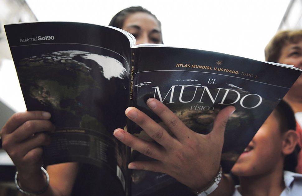 BUENA ACOGIDA. El libro pasó ayer de mano en mano entre la familia. LA GACETA / JUAN PABLO SANCHEZ NOLI