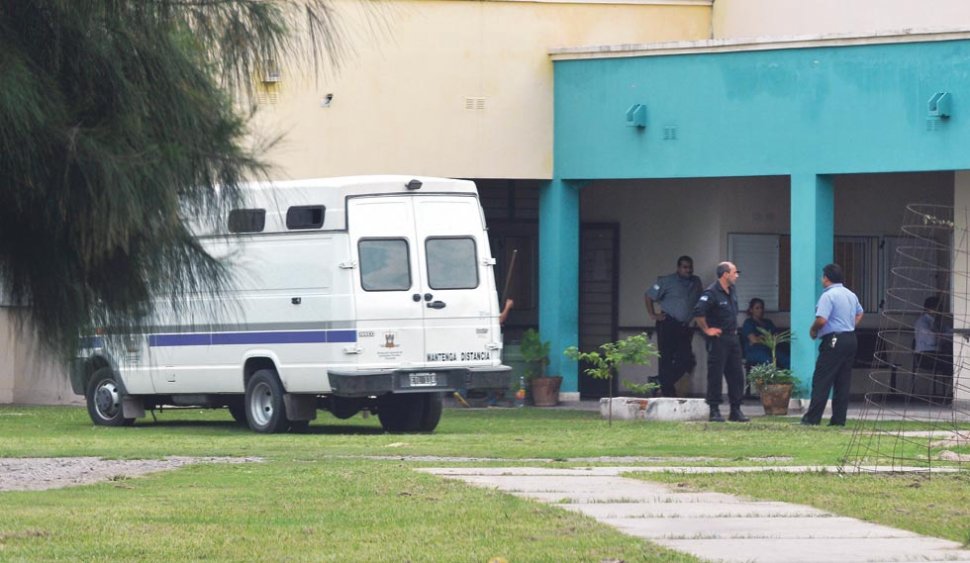 TRASLADO. Los reclusos fueron enviados desde el Penal de Villa Urquiza custodiados por la Policía. Las autoridades esperan el resultado de su evaluación. LA GACETA / JORGE OLMOS SGROSSO