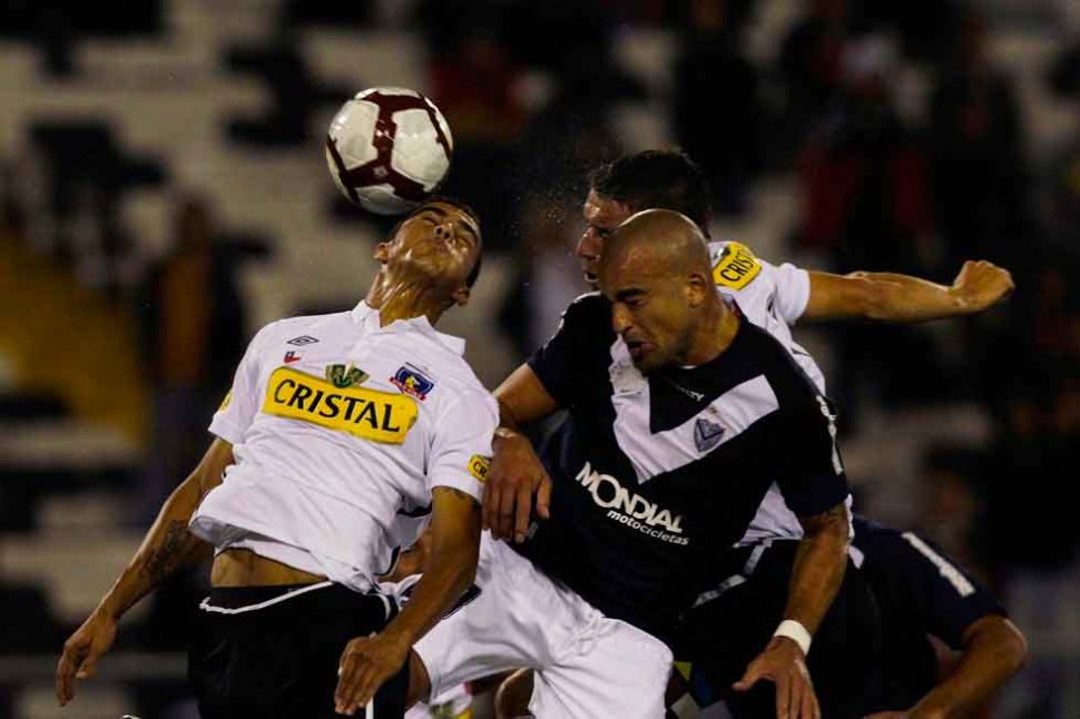 NO FALLA. El uruguayo Silva lucha con dos chilenos. Marcó un golazo.