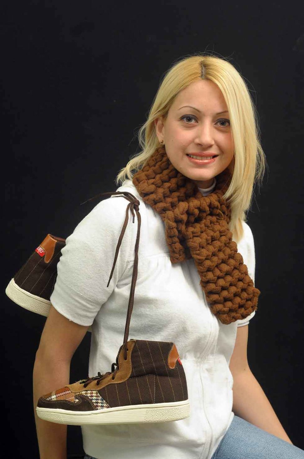 FRESCURA Y COMODIDAD. Un cuello de lana hace juego con un par de zapatillas estilo patchwork, acolchadas.