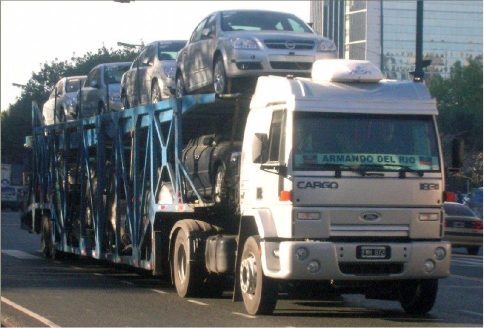 PARA ENTREGAR. En las rutas abundan los camiones que trasladan los vehículos nuevos a las concesionarias. LA GACETA / ARCHIVO