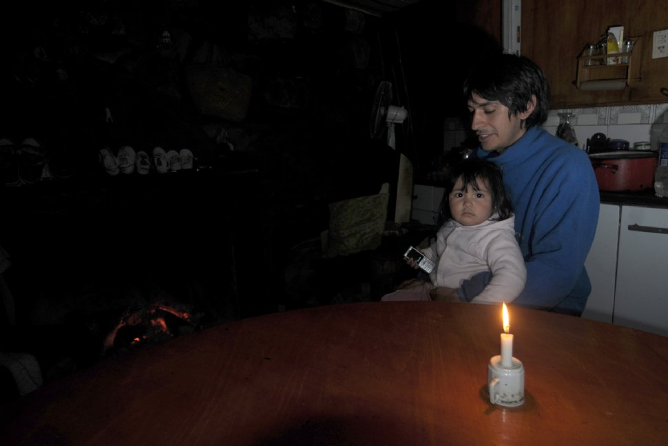 A LA LUZ DE LAS VELAS. Diego Ríos con su hija Agus en brazos. LA GACETA / INES QUINTEROS ORIO