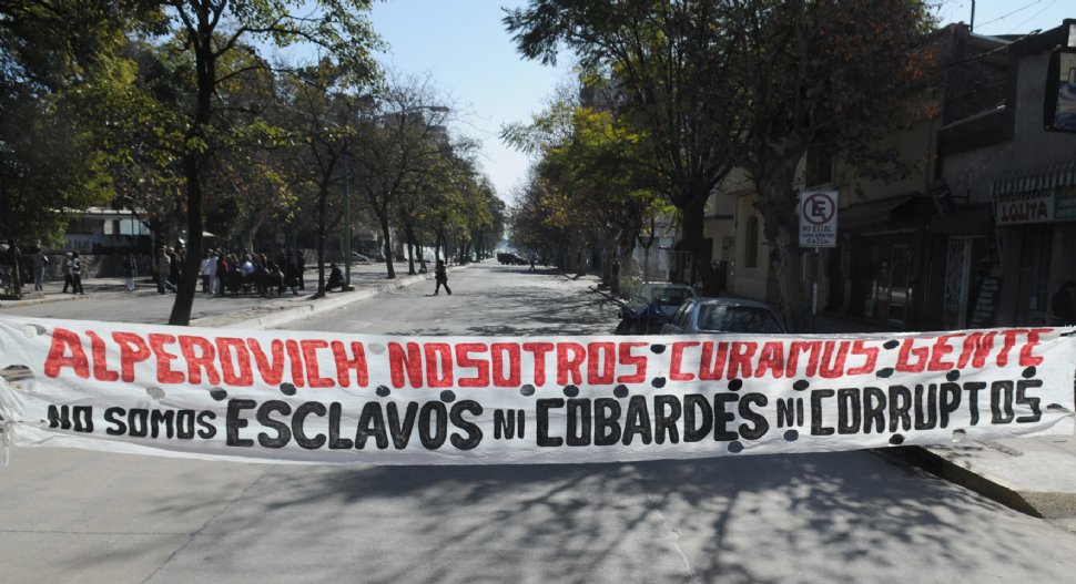 CENTRO DE SALUD. El tránsito fue cortado en avenida Avellaneda al 700. LA GACETA / JUAN PABLO SANCHEZ NOLI