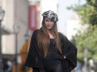 BLANCO Y NEGRO. Boina y capa de lana son accesorios obligados para salir a la calle. Se le agregan las botas y un bolso. 