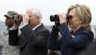 DE LEJOS. Hillary y Gates observan el lado norcoreano. REUTERS