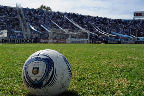 LO QUE IMPORTA ES LA PELOTA. No dejemos que unos cuantos nos arruinen la fiesta. FOTO DE NICOLAS TUERO - PRENSA ATLÉTICO