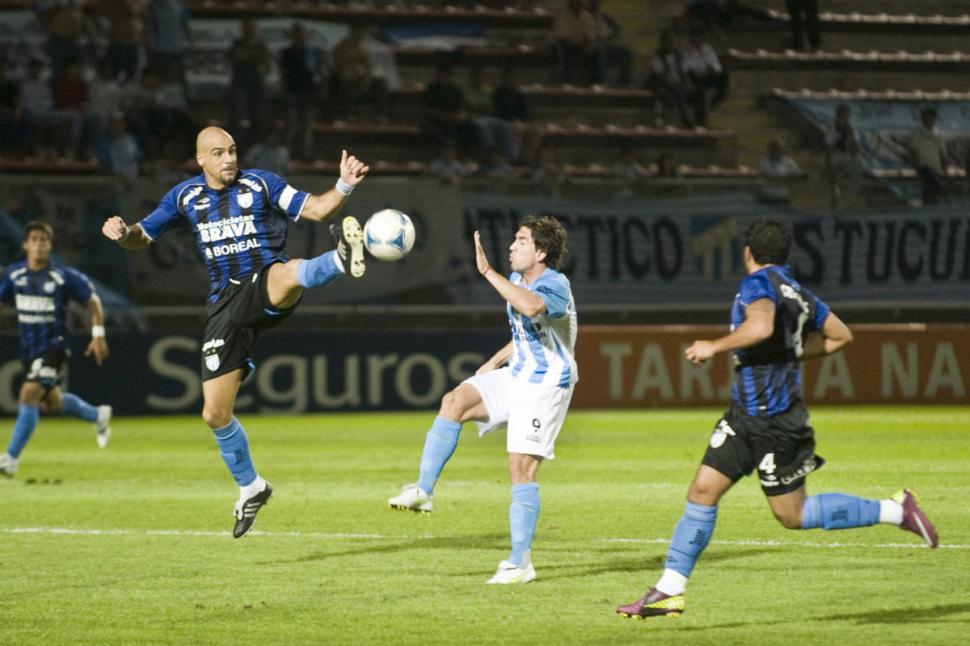 SACRIFICIO. Deivis Barone dejó todo en la cancha. FOTO DE MARIO QUIROGA (ESPECIAL PARA LA GACETA)