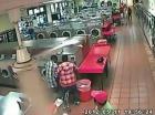 Metieron a su hijo en un lavarropas y casi lo matan