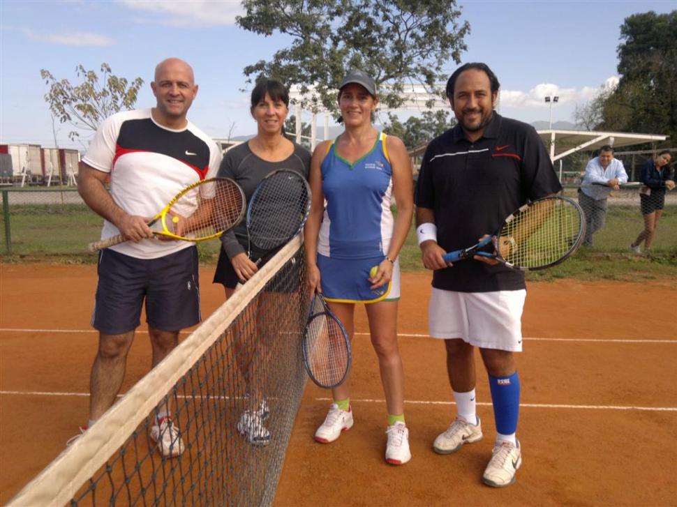 Jugadores que participaron de el torneo de dobles mixto - Foto gentileza G. Fernández