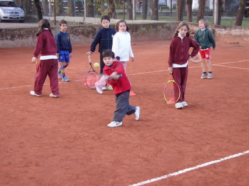 Niños de la escuelita de tenis de Unidad Sionista - Foto gentileza Tenis Tucumano