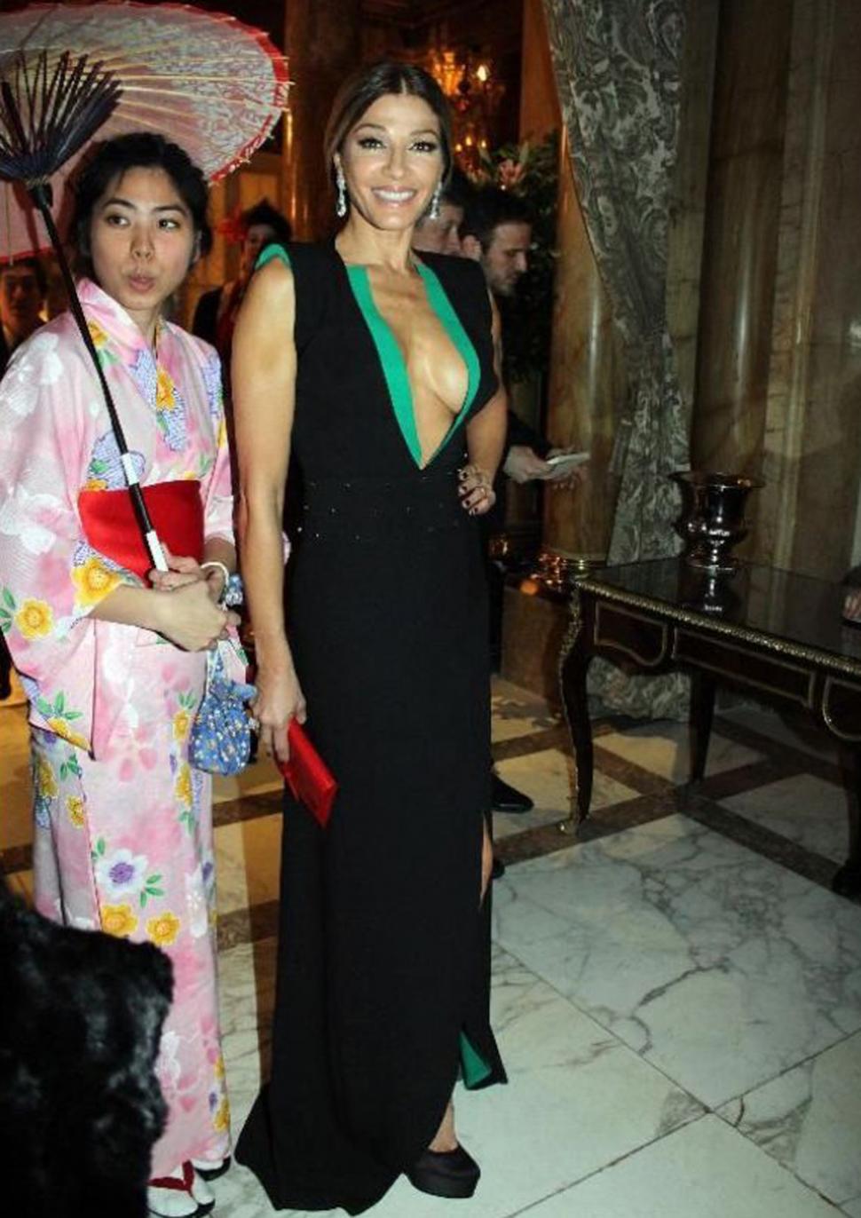 Catherine Fulop lució un osado escote en un evento benéfic Catherine Fulop lució un osado escote en un evento benéfic