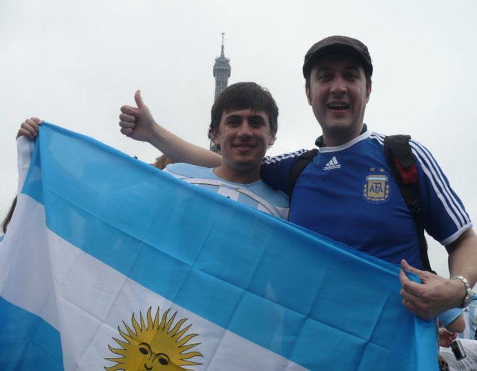 Lucas y yo con la Bandera en Paris !