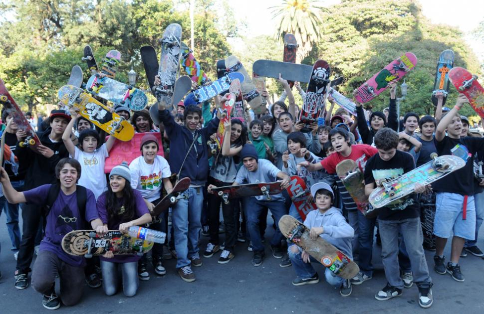Los skaters coparon la plaza para pedir una pista nueva Los skaters coparon la plaza para pedir una pista nueva