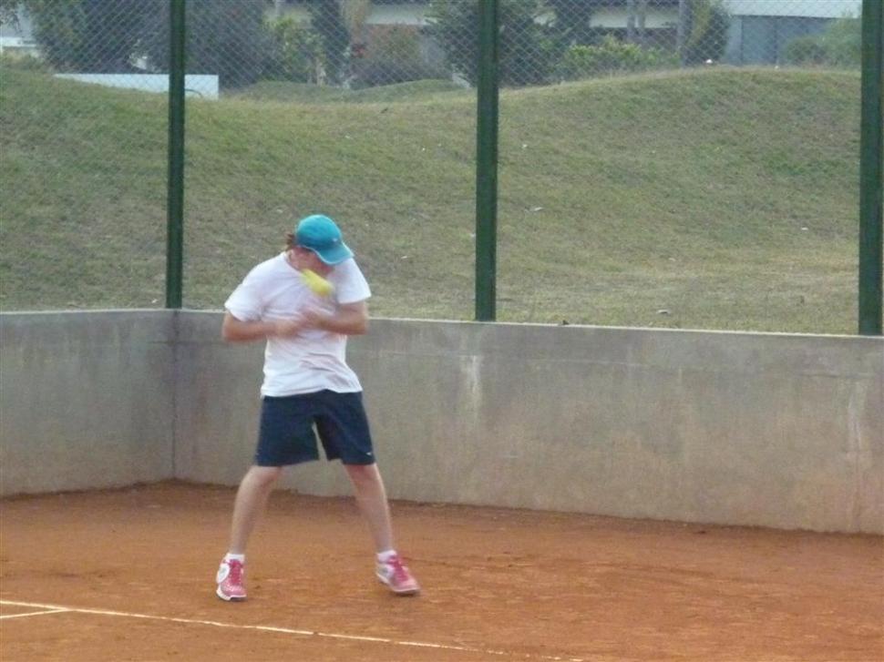 Agustín Mollar intenta devolver de revés la pelota de Roberto Barraquero en la final de 1ra. - Foto gentileza Tenis Tucumano