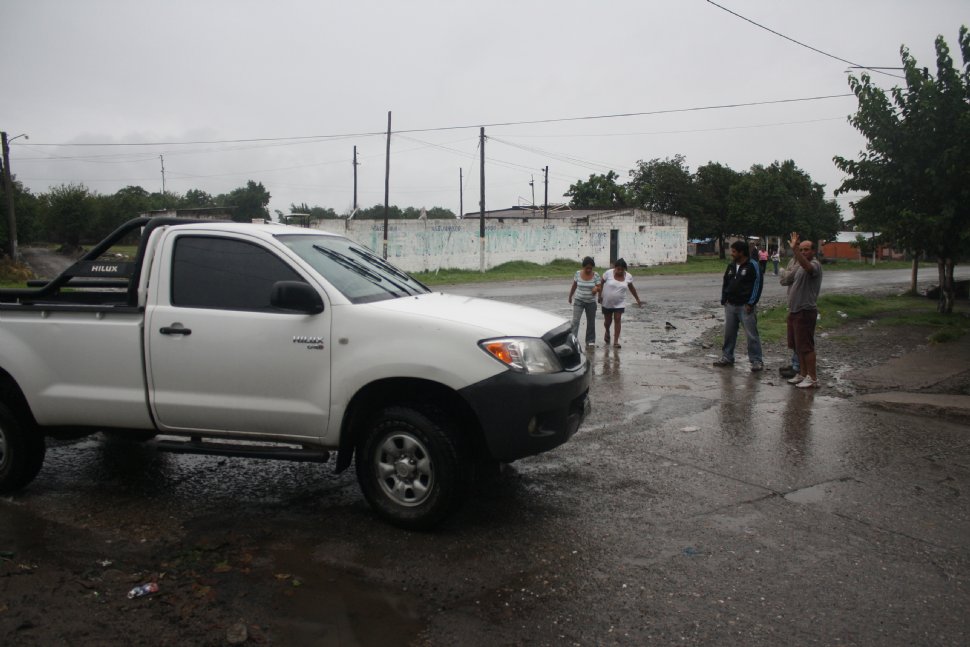 ESQUINA MALDITA. Dos mujeres cruzan la transitada intersección de Camino del Perú y el acceso al Vial. LA GACETA / FOTO DE EZEQUIEL LAZARTE