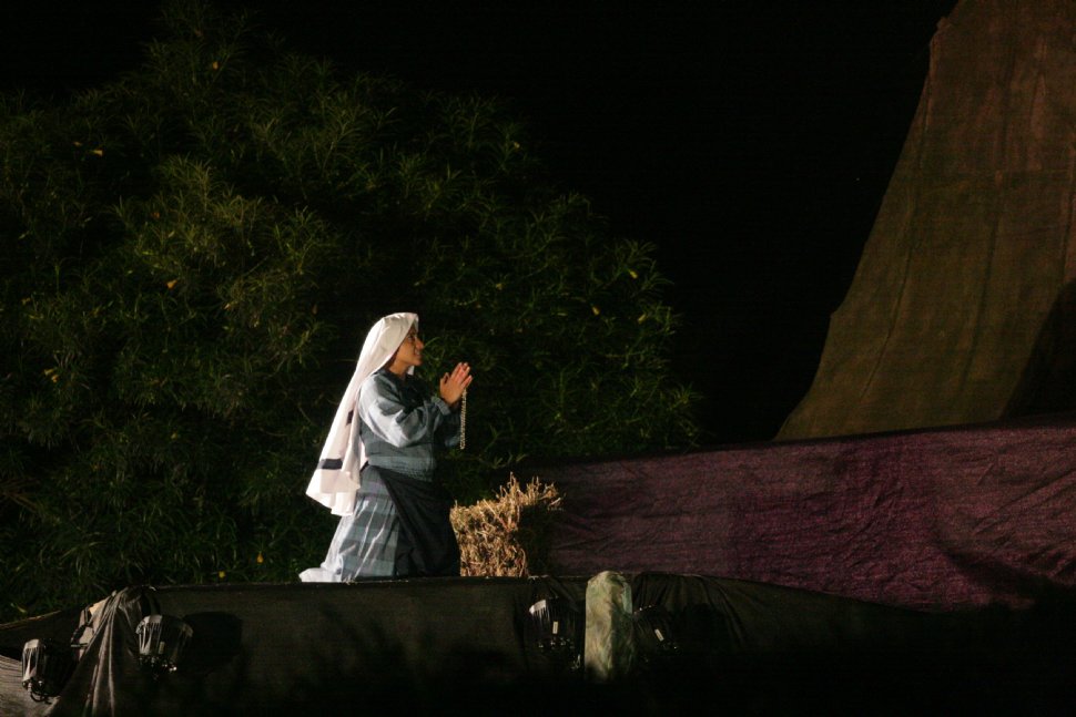 EN ESCENA. Marisol representa a la francesa que se encontró 18 veces con la Virgen a mediados del siglo XIX.  GRUPO LOURDES