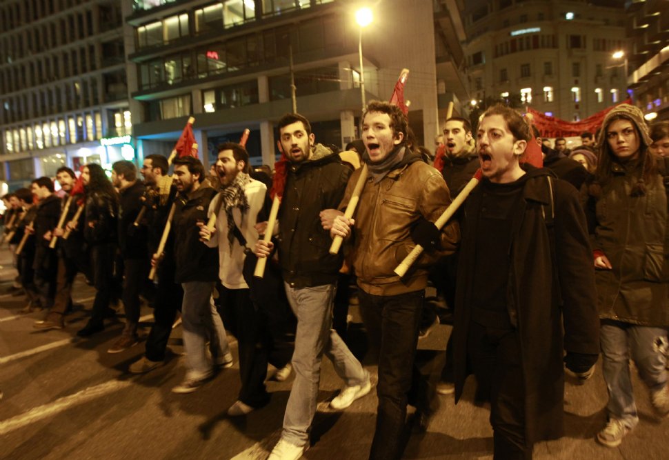 DESCONTENTO POPULAR. Trabajadores griegos protestaron ayer contra el ajuste en marcha, y prevén realizar nuevos paros hoy y mañana. REUTERS