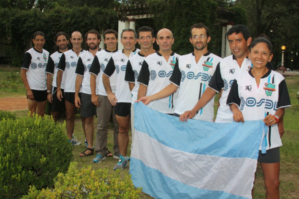 TODOS FORMADOS. El equipo tucumano posa antes de partir a Chile. GENTILEZA MARIO RETALI