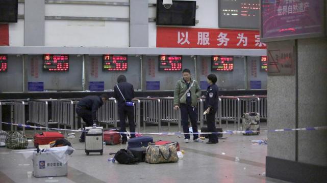 China: atacantes con cuchillos matan 27 personas