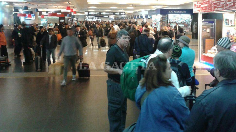 Pilotos levantaron el paro y los vuelos se normalizarían en las