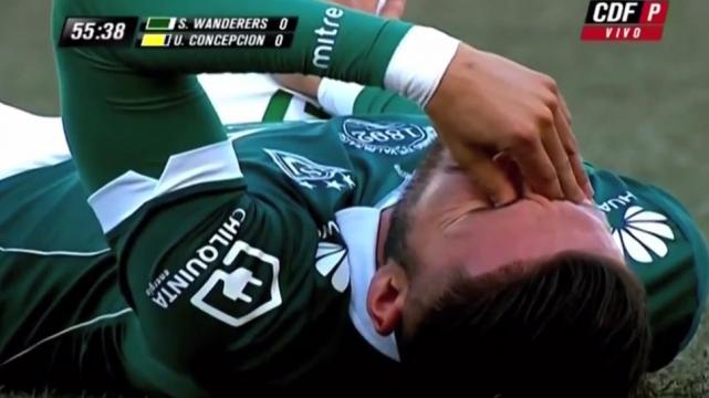 A lo Riquelme: Se lesiona a los 10 segundos A lo Riquelme: Se lesiona a los 10 segundos