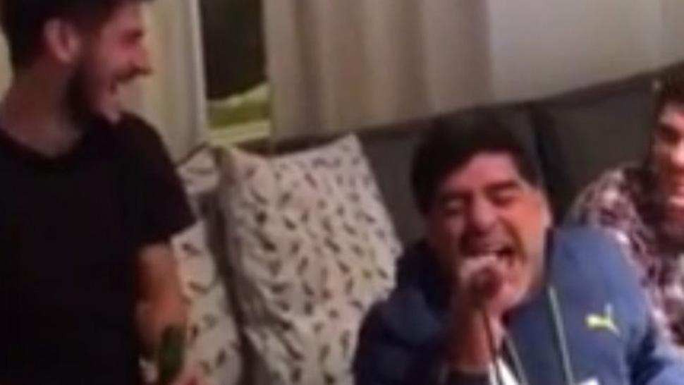 Maradona canta para los amigos 