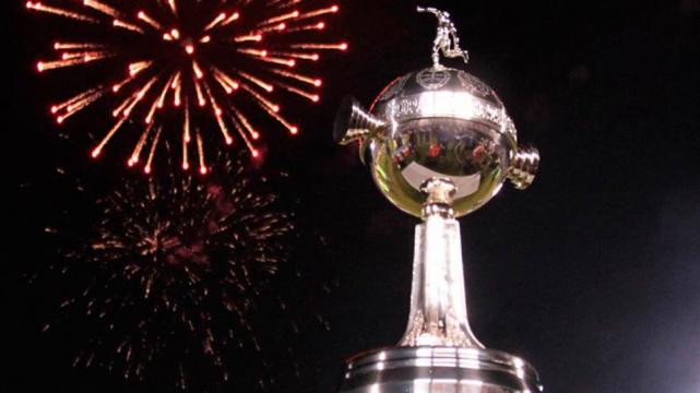 Roman Riquelme jugaría la Libertadores con Atlético Tucumán