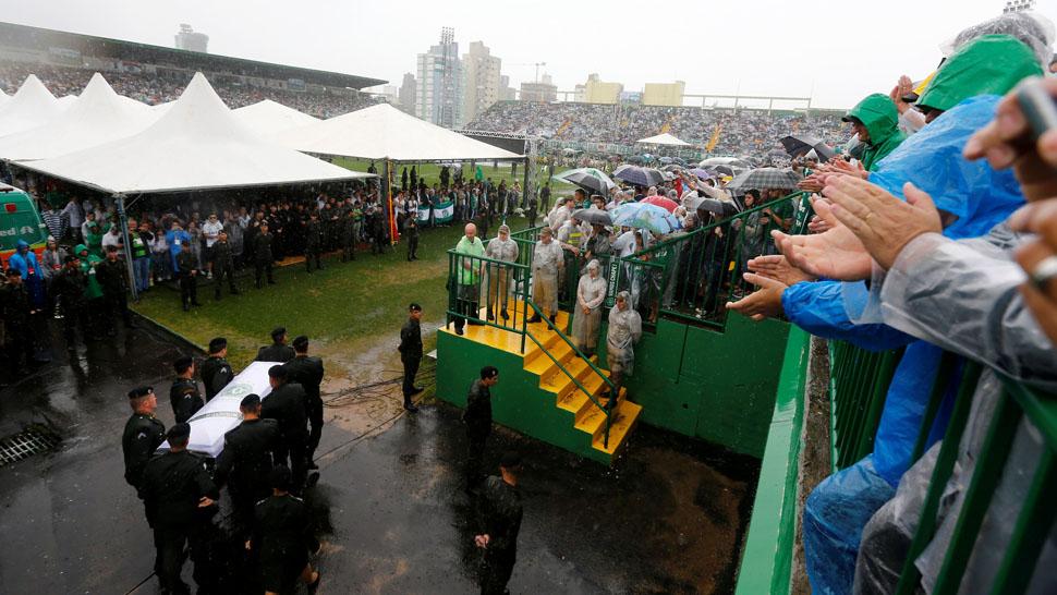 Bajo una intensa lluvia, Chapecoense despidió a los fallecidos en el accidente aéreo - LG Deportiva