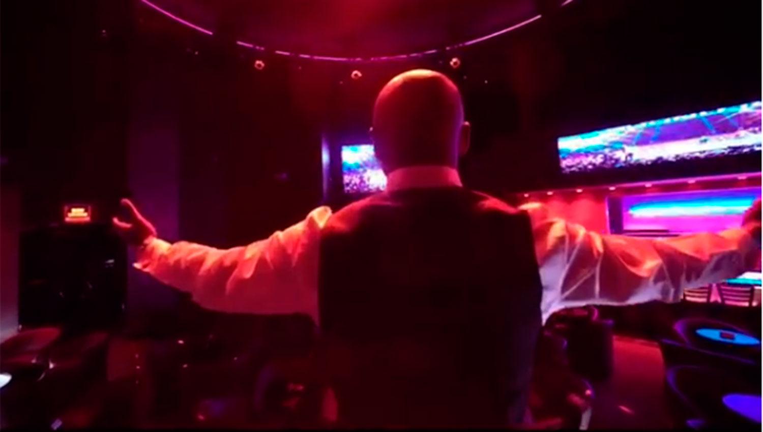 McGregor firma precontrato para enfrentar a Mayweather McGregor firma precontrato para enfrentar a Mayweather