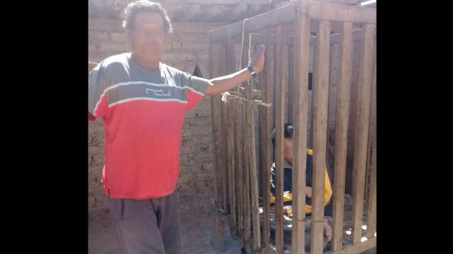 Un niño con problemas mentales vive encerrado en una jaula — Salta