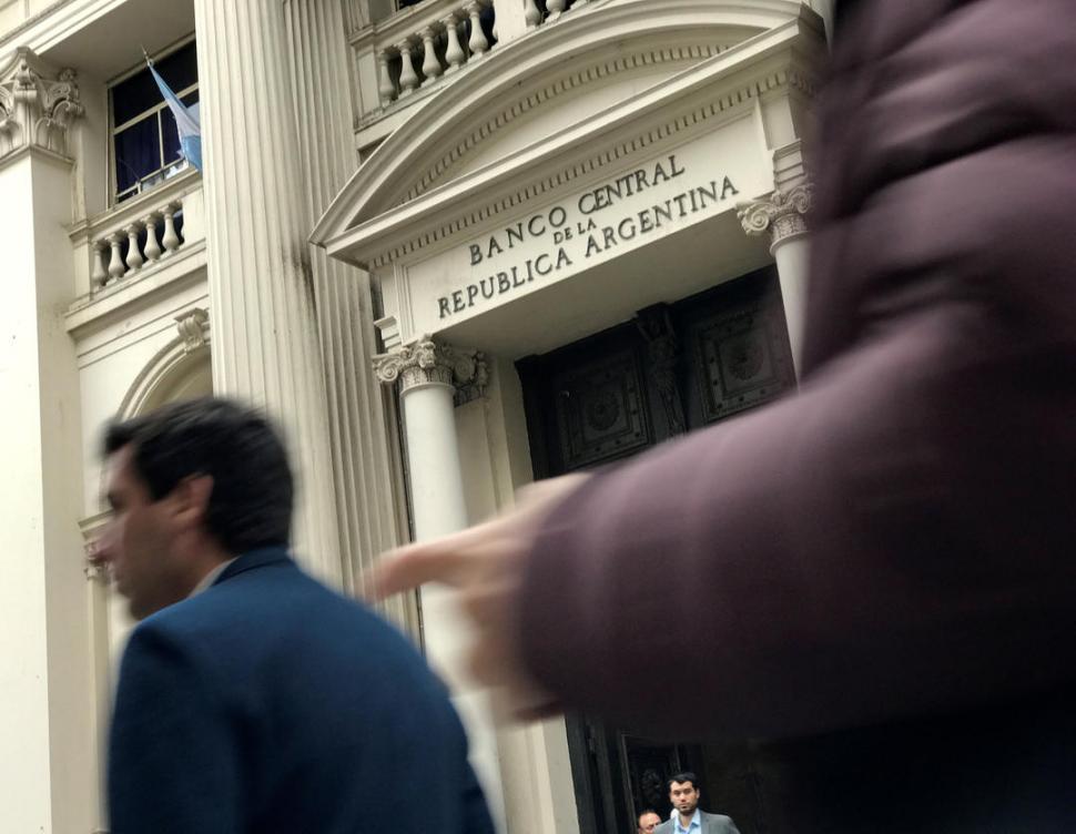 El dólar comienza la semana estable arriba de los $38 El dólar comienza la semana estable arriba de los $38