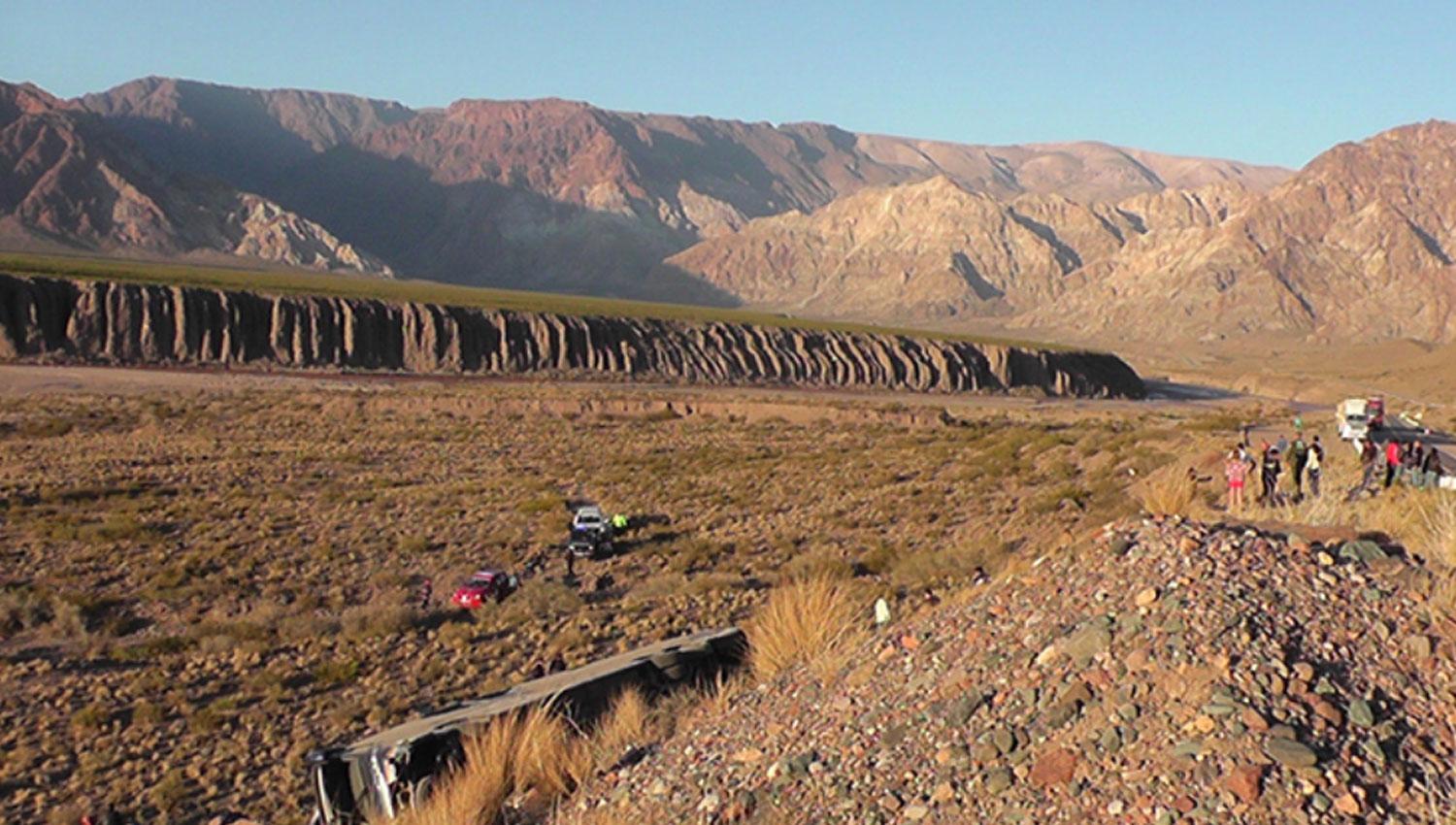 Desbarrancó un colectivo en Mendoza y hay al menos tres muertos