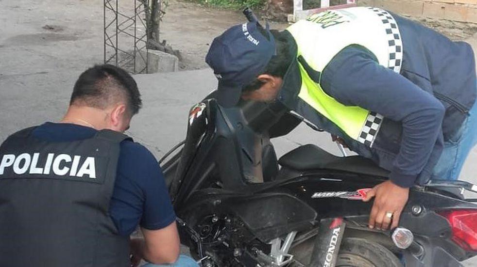 Un Adolescente Fue Atrapado Tras Robar Una Moto Y Su Familia Atac A Un