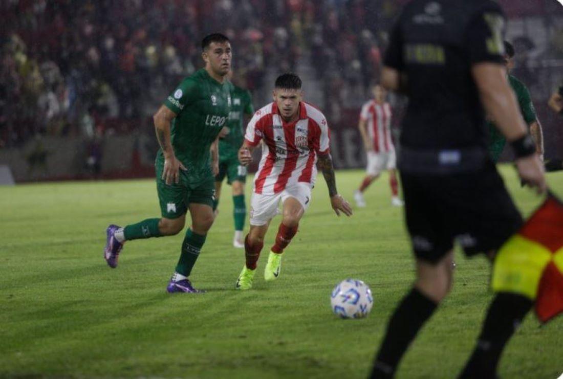 San Martín de Tucumán venció a Ferro con un gol de cabeza de Pino en el