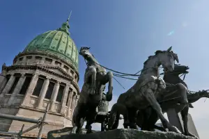 Milei envió a su mesa política al Senado para custodiar la reforma laboral