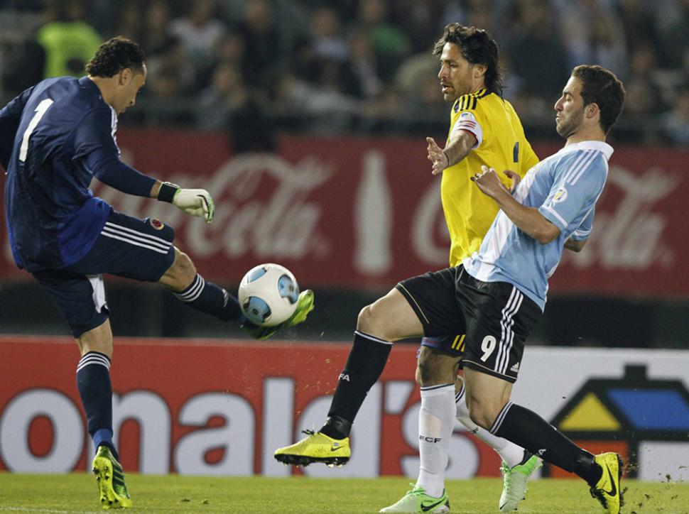 David Ospina frustra el ataque de Gonzalo Higuaín.   REUTERS/Enrique Marcarian