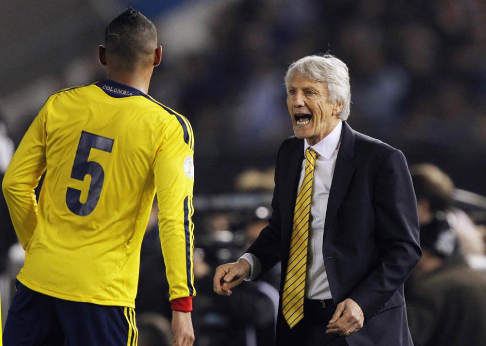 Jose Pekerman da instrucciones a Aldo Ramirez, de Colombia. REUTERS/Enrique Marcarian