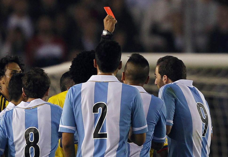 Expulsión. La tarjeta roja del árbitro Marlon Escalante a Higuín presagiaba una mala noche. REUTERS/Marcos Brindicci 