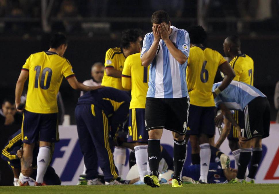 Horror. Gonzalo Higuín sale de la cancha. REUTERS/Enrique Marcarian
