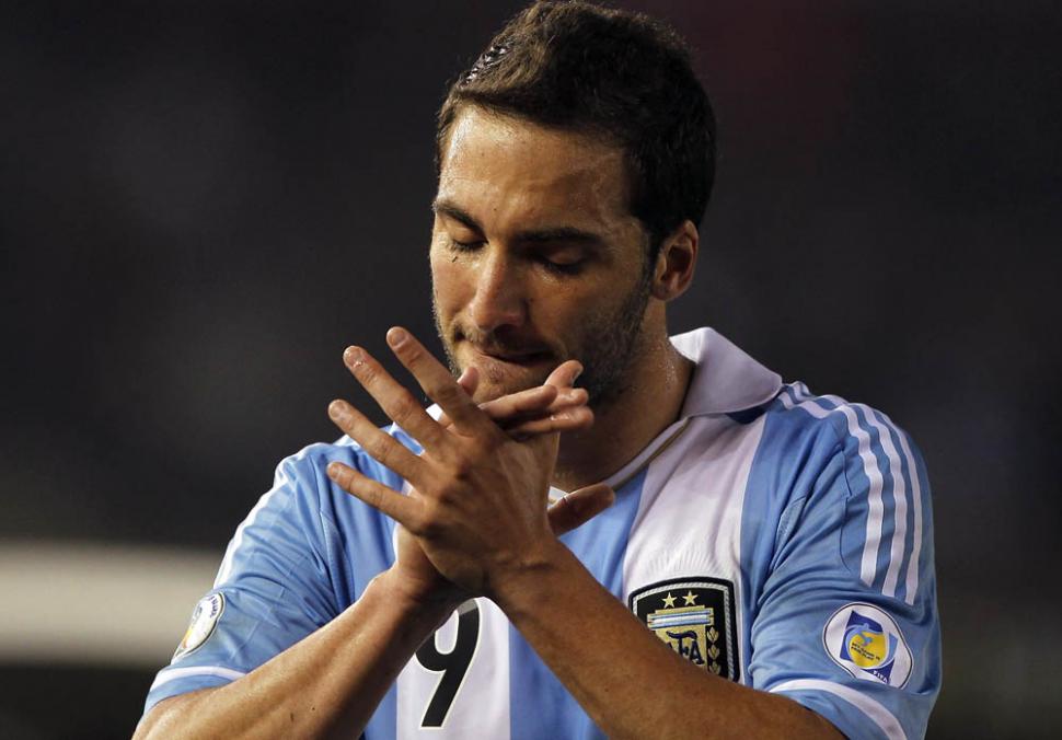 A pesar del mal momento, Higuaín aplaude a la hinchada. REUTERS/Marcos Brindicci