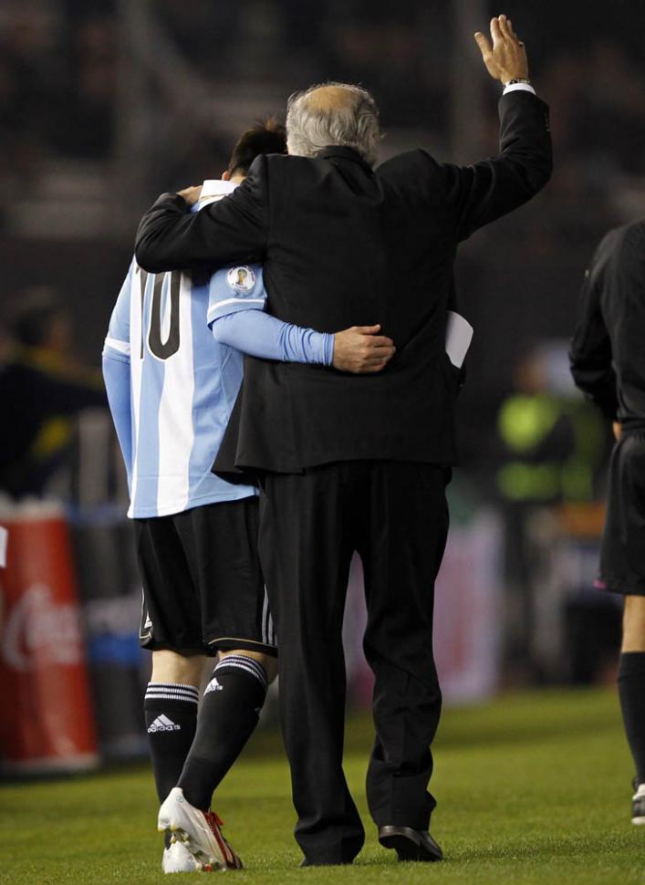 La esperanza de cambiar el curso del 0 a 0. Alejandro Sabella manadfa a la cancha a Lionel Messi. REUTERS/Marcos Brindicci