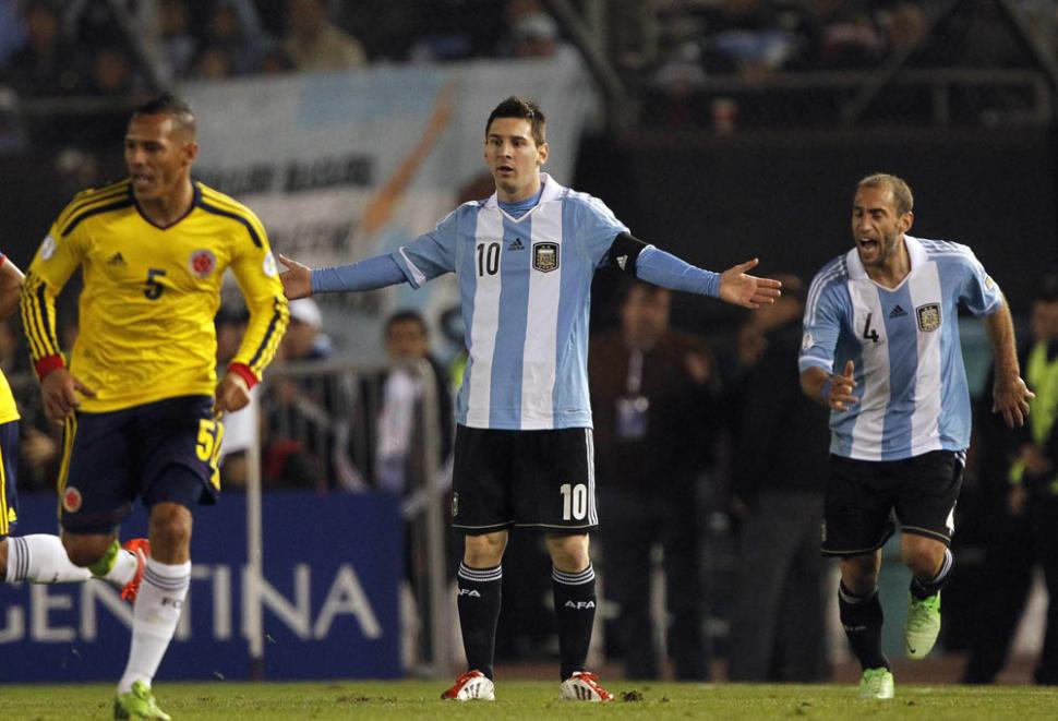 Por qué lo anularon, parece decir con sus brazos Leo Messi. REUTERS/Enrique Marcarian