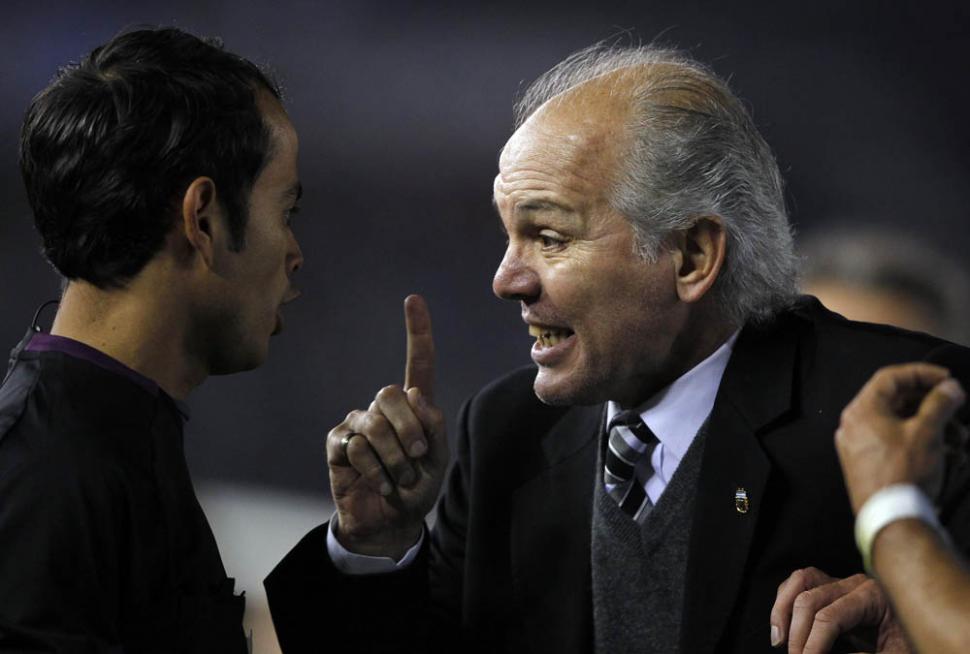 La reclamo de Alejandro Sabella por el gol anulado.     REUTERS/Marcos Brindicci